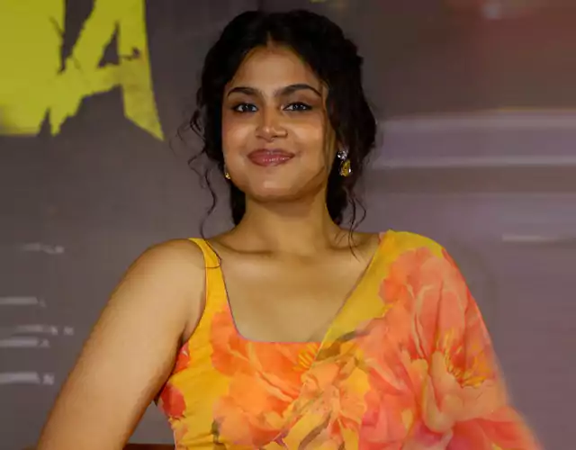 Faria Abdullah Yellow Saree Pics